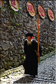 En ce jour de fête, toutes les générations se rassemblent à l'entrée du village de Langde, pour accueillir les visiteurs... (2)