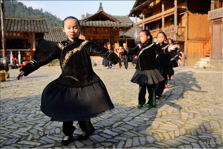 ..., le tout au son du lusheng, instrument à vent traditionnel en bambou. Langde. (2)