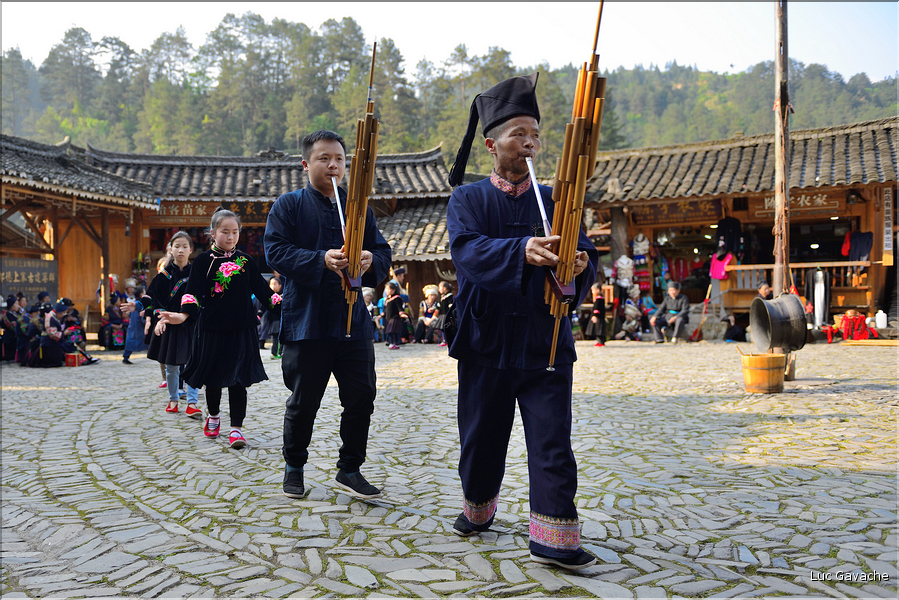 ..., le tout au son du lusheng, instrument à vent traditionnel en bambou. Langde. (4)
