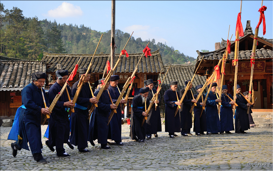 ..., le tout au son du lusheng, instrument à vent traditionnel en bambou. Langde. (6)