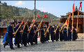 ..., le tout au son du lusheng, instrument à vent traditionnel en bambou. Langde. (6)