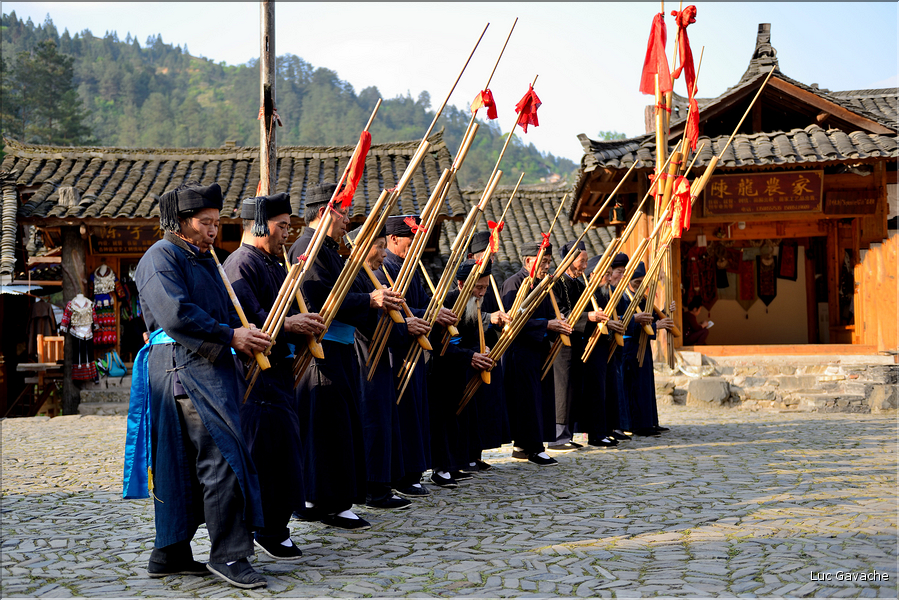 ..., le tout au son du lusheng, instrument à vent traditionnel en bambou. Langde. (7)