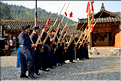 ..., le tout au son du lusheng, instrument à vent traditionnel en bambou. Langde. (7)