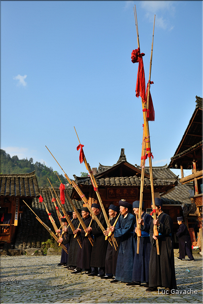 ..., le tout au son du lusheng, instrument à vent traditionnel en bambou. Langde. (9)