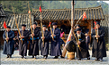 ..., le tout au son du lusheng, instrument à vent traditionnel en bambou. Langde. (11)
