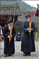 ..., le tout au son du lusheng, instrument à vent traditionnel en bambou. Langde. (12)