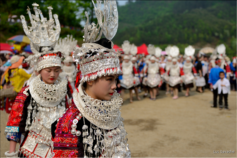 Alors va se former plusieurs cercles concentriques, oú les jeunes vont danser aux rythmes du tambour...  (Laotun) (13)