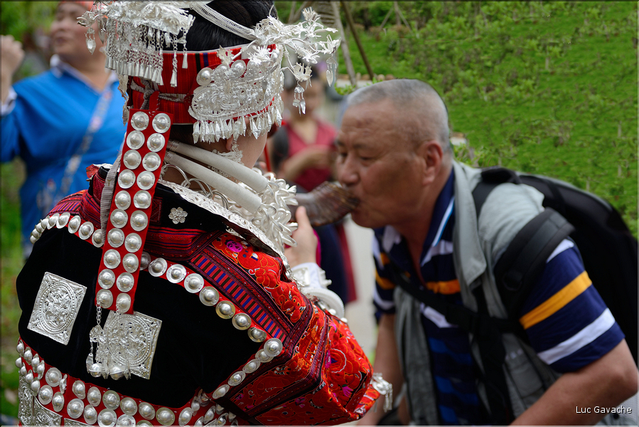Les festivités débutent réellement lorsque, qu'à l'entrée du village, est offert de l'alcool de riz et du riz gluant colorés (Pianzhai). (6)