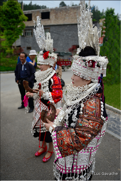 Les festivités débutent réellement lorsque, qu'à l'entrée du village, est offert de l'alcool de riz et du riz gluant colorés (Pianzhai). (10)