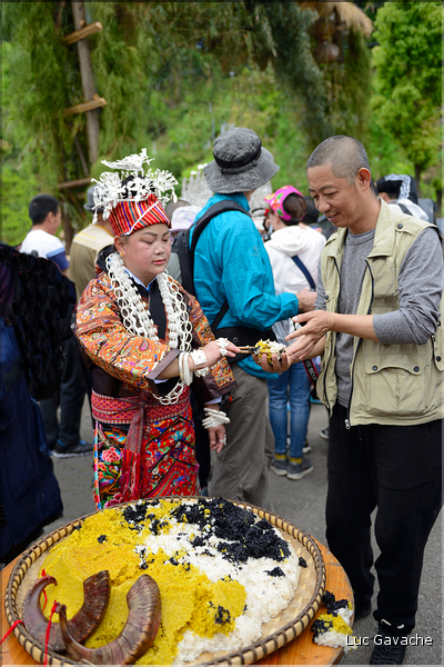 Les festivités débutent réellement lorsque, qu'à l'entrée du village, est offert de l'alcool de riz et du riz gluant colorés (Pianzhai). (13)