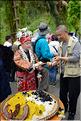 Les festivités débutent réellement lorsque, qu'à l'entrée du village, est offert de l'alcool de riz et du riz gluant colorés (Pianzhai). (13)