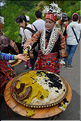 Les festivités débutent réellement lorsque, qu'à l'entrée du village, est offert de l'alcool de riz et du riz gluant colorés (Pianzhai). (14)