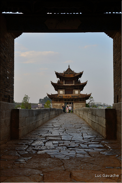 Pont du double dragon à l'entrée de la ville de Jianshui. (1)