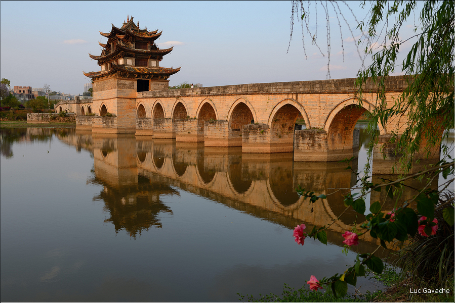 Pont du double dragon à l'entrée de la ville de Jianshui. (5)