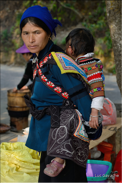 Le marché de Shengcun, dans la région de Yuanyang, est fréquenté par des ethnies hautes en couleurs comme les Yi et les Hani. (2)