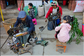 Le marché de Shengcun, dans la région de Yuanyang, est fréquenté par des ethnies hautes en couleurs comme les Yi et les Hani. (27)
