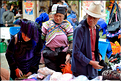 Le marché de Shengcun, dans la région de Yuanyang, est fréquenté par des ethnies hautes en couleurs comme les Yi et les Hani. (30)