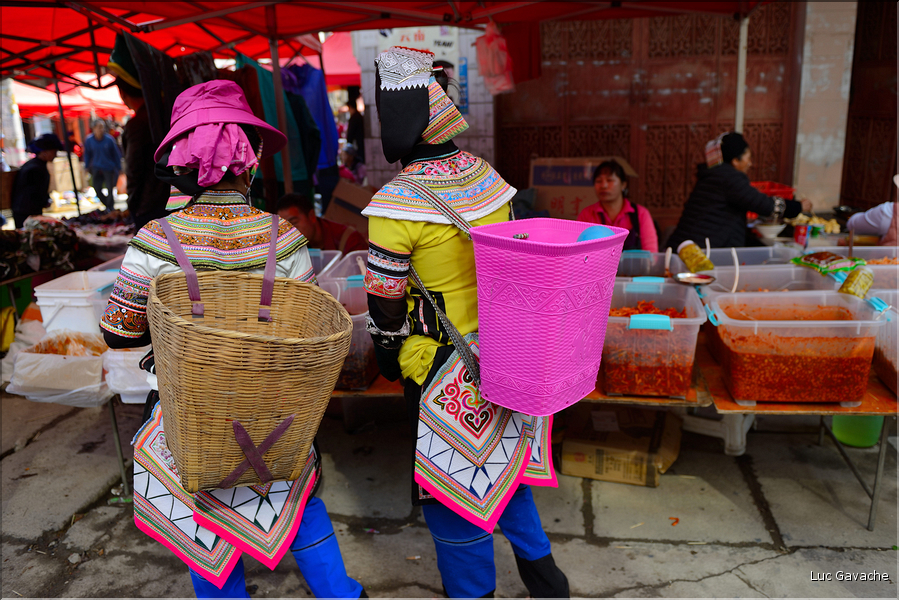 Le marché de Shengcun, dans la région de Yuanyang, est fréquenté par des ethnies hautes en couleurs comme les Yi et les Hani. (34)