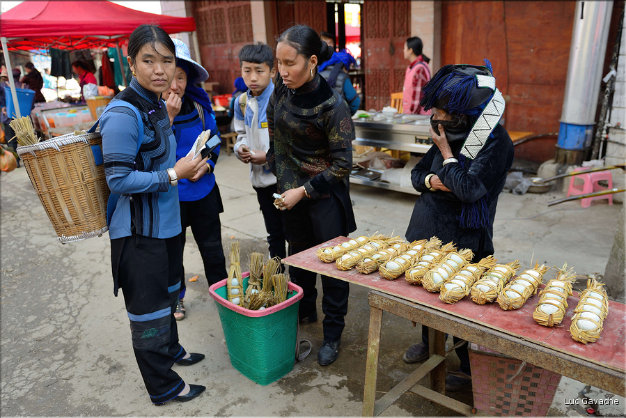 Le marché de Shengcun, dans la région de Yuanyang, est fréquenté par des ethnies hautes en couleurs comme les Yi et les Hani. (37)