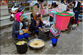 Le marché de Shengcun, dans la région de Yuanyang, est fréquenté par des ethnies hautes en couleurs comme les Yi et les Hani. (38)