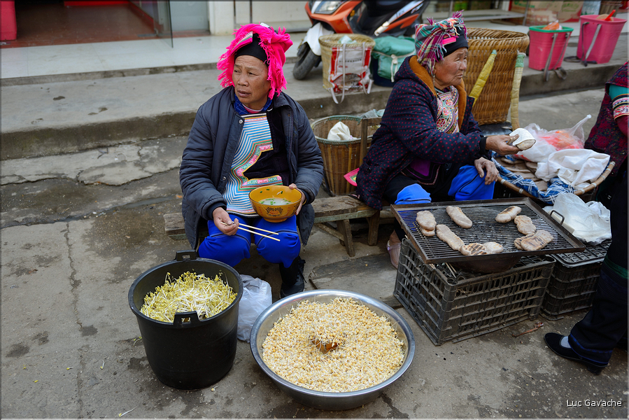 Le marché de Shengcun, dans la région de Yuanyang, est fréquenté par des ethnies hautes en couleurs comme les Yi et les Hani. (42)