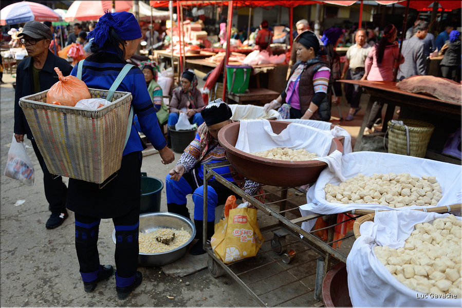 Le marché de Shengcun, dans la région de Yuanyang, est fréquenté par des ethnies hautes en couleurs comme les Yi et les Hani. (46)