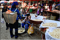 Le marché de Shengcun, dans la région de Yuanyang, est fréquenté par des ethnies hautes en couleurs comme les Yi et les Hani. (46)