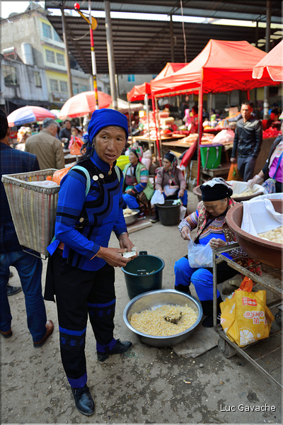 Le marché de Shengcun, dans la région de Yuanyang, est fréquenté par des ethnies hautes en couleurs comme les Yi et les Hani. (47)
