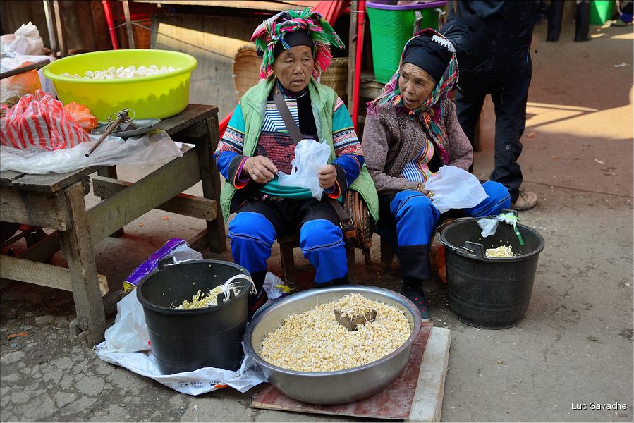 Le marché de Shengcun, dans la région de Yuanyang, est fréquenté par des ethnies hautes en couleurs comme les Yi et les Hani. (48)