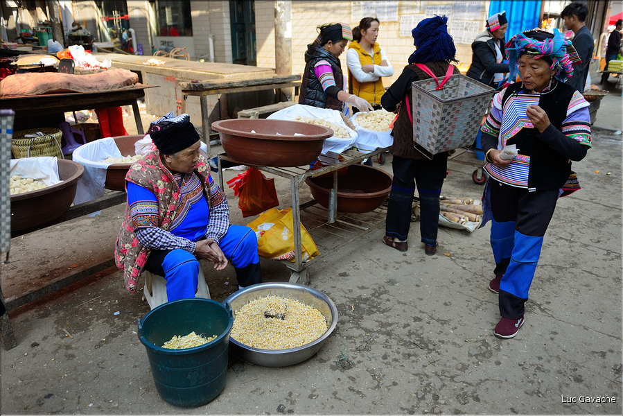 Le marché de Shengcun, dans la région de Yuanyang, est fréquenté par des ethnies hautes en couleurs comme les Yi et les Hani. (50)