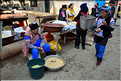 Le marché de Shengcun, dans la région de Yuanyang, est fréquenté par des ethnies hautes en couleurs comme les Yi et les Hani. (50)