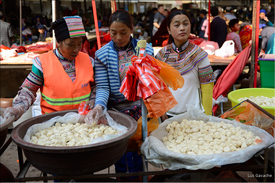 Le marché de Shengcun, dans la région de Yuanyang, est fréquenté par des ethnies hautes en couleurs comme les Yi et les Hani. (53)