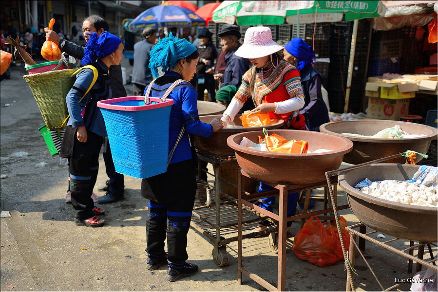 Le marché de Shengcun, dans la région de Yuanyang, est fréquenté par des ethnies hautes en couleurs comme les Yi et les Hani. (59)