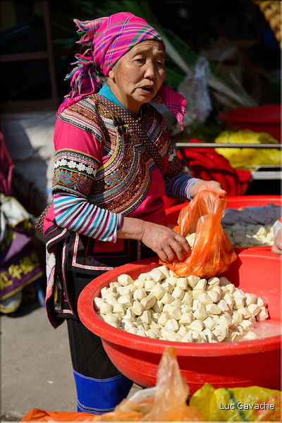 Le marché de Shengcun, dans la région de Yuanyang, est fréquenté par des ethnies hautes en couleurs comme les Yi et les Hani. (67)