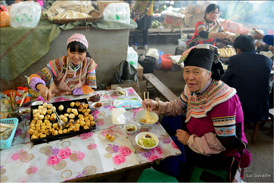 Le marché de Shengcun, dans la région de Yuanyang, est fréquenté par des ethnies hautes en couleurs comme les Yi et les Hani. (73)