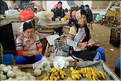 Le marché de Shengcun, dans la région de Yuanyang, est fréquenté par des ethnies hautes en couleurs comme les Yi et les Hani. (75)