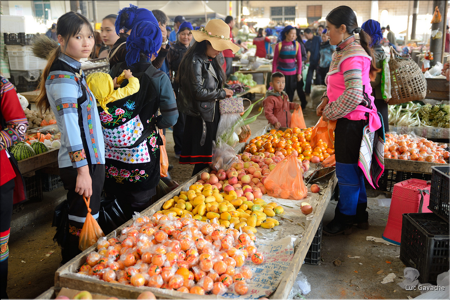 Le marché de Shengcun, dans la région de Yuanyang, est fréquenté par des ethnies hautes en couleurs comme les Yi et les Hani. (78)