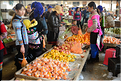 Le marché de Shengcun, dans la région de Yuanyang, est fréquenté par des ethnies hautes en couleurs comme les Yi et les Hani. (78)