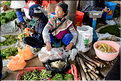 Le marché de Shengcun, dans la région de Yuanyang, est fréquenté par des ethnies hautes en couleurs comme les Yi et les Hani. (88)