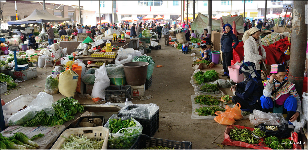 Le marché de Shengcun, dans la région de Yuanyang, est fréquenté par des ethnies hautes en couleurs comme les Yi et les Hani. (89)