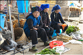 Le marché de Shengcun, dans la région de Yuanyang, est fréquenté par des ethnies hautes en couleurs comme les Yi et les Hani. (90)