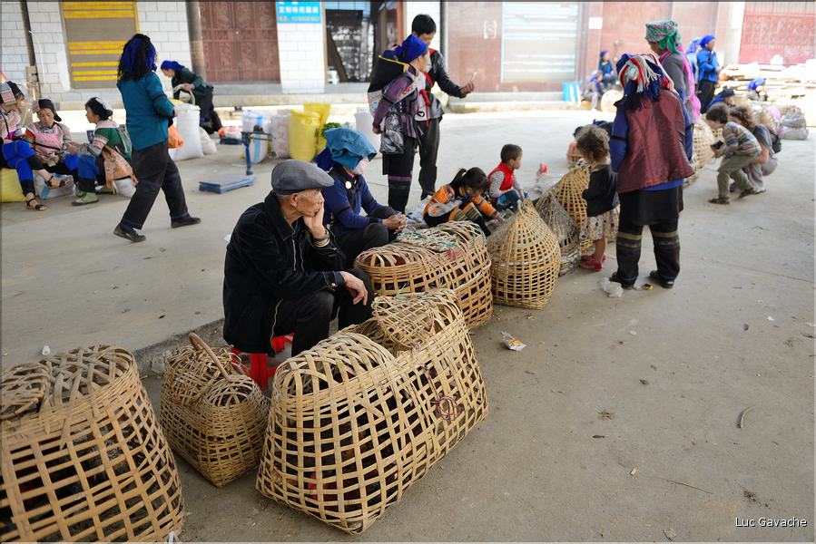 Le marché de Shengcun, dans la région de Yuanyang, est fréquenté par des ethnies hautes en couleurs comme les Yi et les Hani. (96)