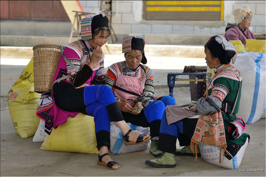 Le marché de Shengcun, dans la région de Yuanyang, est fréquenté par des ethnies hautes en couleurs comme les Yi et les Hani. (97)