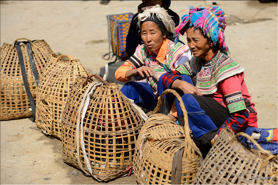 Le marché de Shengcun, dans la région de Yuanyang, est fréquenté par des ethnies hautes en couleurs comme les Yi et les Hani. (100)
