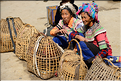 Le marché de Shengcun, dans la région de Yuanyang, est fréquenté par des ethnies hautes en couleurs comme les Yi et les Hani. (100)