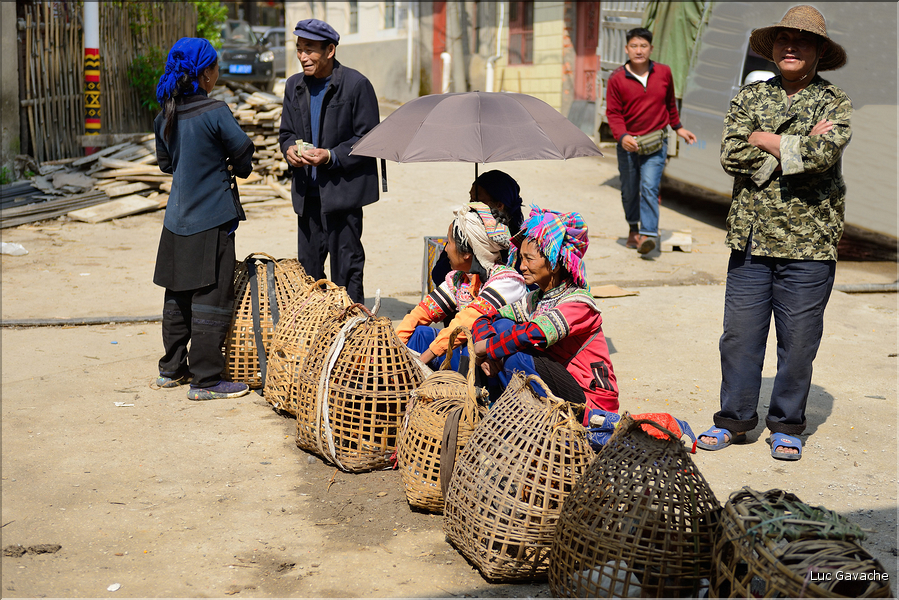 Le marché de Shengcun, dans la région de Yuanyang, est fréquenté par des ethnies hautes en couleurs comme les Yi et les Hani. (101)