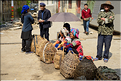 Le marché de Shengcun, dans la région de Yuanyang, est fréquenté par des ethnies hautes en couleurs comme les Yi et les Hani. (101)