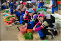 Le marché de Shengcun, dans la région de Yuanyang, est fréquenté par des ethnies hautes en couleurs comme les Yi et les Hani. (112)
