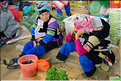 Le marché de Shengcun, dans la région de Yuanyang, est fréquenté par des ethnies hautes en couleurs comme les Yi et les Hani. (115)