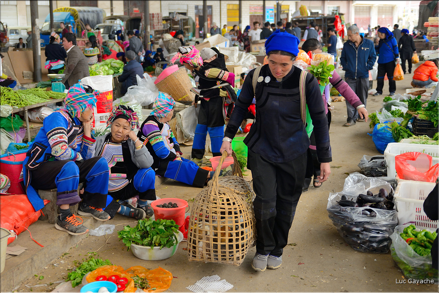 Le marché de Shengcun, dans la région de Yuanyang, est fréquenté par des ethnies hautes en couleurs comme les Yi et les Hani. (118)